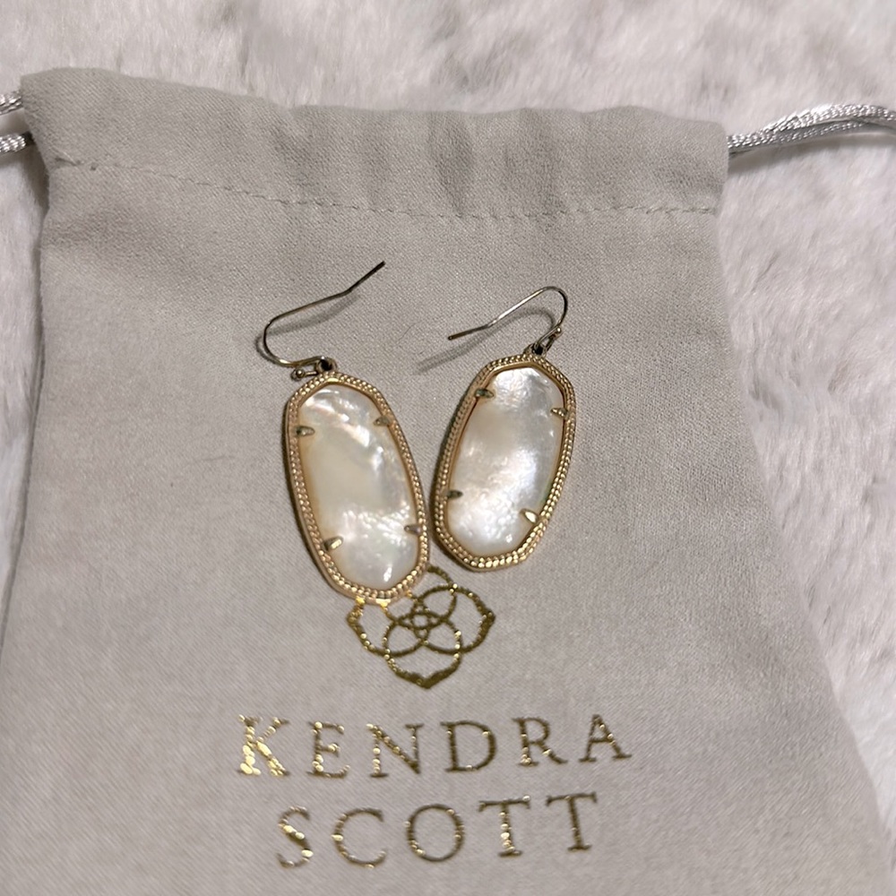 Kendra Scott Elle earrings in Mother of Pearl